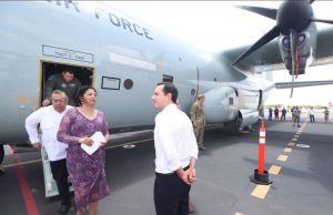 Encabeza Mauricio Vila visita al avión Cazahuracanes