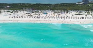 Intenso mantenimiento de la playas públicas en Cancún