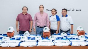 Diego Castañón Trejo entrega uniformes y artículos deportivos a estudiantes de escuela Ford 198