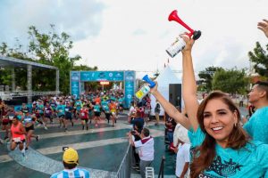 Mara Lezama da banderazo de arranque al Medio Maratón Cancún
