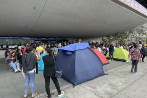 Fans de ‘Luismi’ acampan afuera de la Arena CDMX; buscan boletos para conciertos
