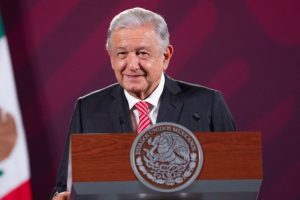 Defiende López Obrador su derecho a la pensión de adulto mayor