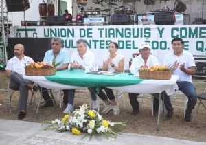 Reconoce Ana Paty Peralta labor Unión de Tianguistas en su Aniversario