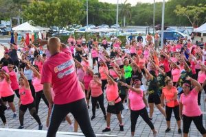 Espectacular mega clase de baile y entrenamiento funcional por Día de la Madre en Solidaridad