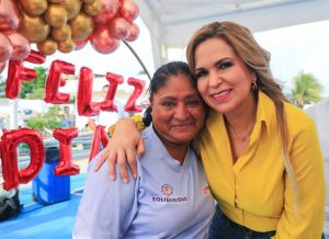Lili Campos festeja con madres de Puerto Aventuras y Playa del Carmen