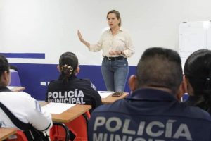La presidenta municipal de Solidaridad Lili Campos, capacita a elementos policiales en ética