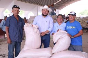 Reciben productores ganaderos de Lázaro Cárdenas apoyo de pollinaza