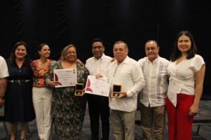 Otorga el gobierno de Mara Lezama la condecoración “Maestro Altamirano” y premio “Rafael Ramírez” a maestras y maestros en su día: SEQ