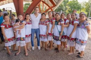 Diego Castañón Trejo festeja el día de las madres en la zona maya de Tulum