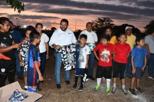 Estrenan uniformes el equipo Filial Pachuca Kantunilkín en la categoría infantil