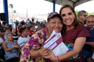 Mara Lezama entrega tarjetas para que 476 familias transformen sus viviendas