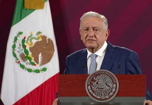 López Obrador firma decreto para aumentar aranceles al maíz de importación no blanco