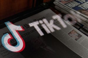 Estudio demuestra que TikTok se convirtió en el ‘periódico’ de los jóvenes