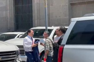 AMLO se reúne con gobernadores e integrantes de Morena en Palacio Nacional