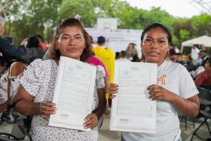 147 familias reciben escrituras de su propiedad en la Zona Continental de Isla Mujeres