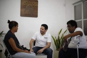 Fiel a su compromiso, Renán Sánchez Tajonar se mantiene cercano a los cozumeleños