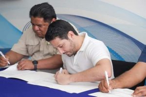Firma Renan Renán Sánchez Tajonar convenio con Amerimed, para facilitar a los cozumeleños el acceso a servicios médicos especializados