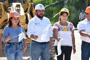 Autoridades municipales dan el banderazo de inicio de la obra de rehabilitación de calles con asfalto en Chiquila