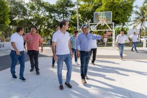 Diego Castañón Trejo acerca trámites y servicios del Ayuntamiento a la colonia Huracanes