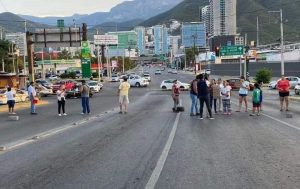 Protestas en Monterrey por falta de luz, ante el calor intenso