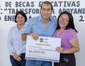 Cumple Diego Castañón Trejo con la entrega de Becas Educativas Municipales