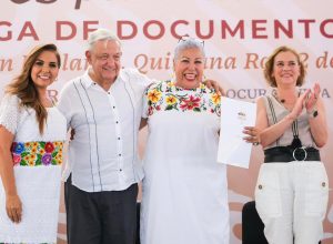En hecho histórico, López Obrador y Mara Lezama entregan documentos agrarios a mujeres en Chetumal