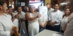 Adriana Mena Lara se inscribe para la sección 33 del SENTE Yucatán