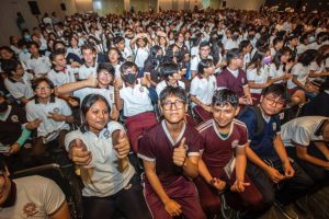 Estudiantes yucatecos reciben lentes gratuitos del programa “Ver bien para aprender mejor”