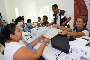 Reciben habitantes de Isla Mujeres beneficios del Programa Integral “Tu Identidad es tu Derecho”