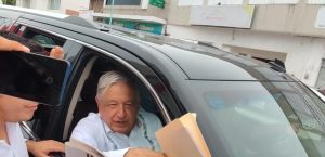 El presidente Andrés Manuel López Obrador, recibió  las peticiones de habitantes  de Tihosuco y Mahuahual