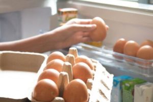 ¿Hay que guardar los huevos fuera o dentro del refrigerador ?
