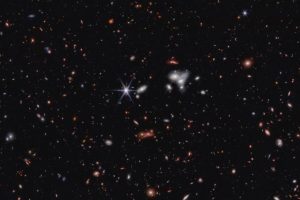 Telescopio James Webb detecta el agujero negro supermasivo activo más distante