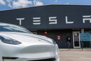 Elon Musk anuncia una nueva reducción de costos en coches Tesla
