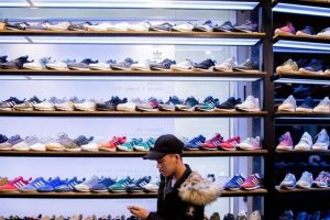 Adidas planea más ventas de productos de Yeezy en agosto