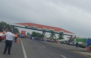 Campesinos bloquean caseta Fitozoosanitaria de la carretera Cárdenas- Coatzacoalcos