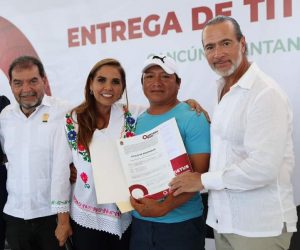 Con entrega de títulos, Mara Lezama da certeza jurídica a familias de Quintana Roo