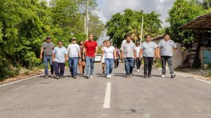Diego Castañón entrega calles recién pavimentadas a familias de San Juan de Dios en el municipio de Tulum.