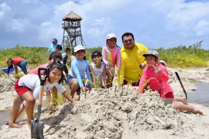 Alumnas y alumnos de la escuela “Educa con Amor” restauran manglar en Punta Sur
