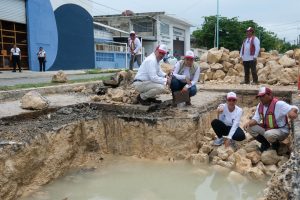 Mara Lezama supervisa trabajos de atención a desfondes en Chetumal