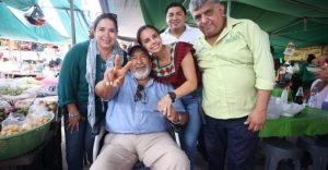 Convive Ana Paty Peralta con tianguistas en tierra maya