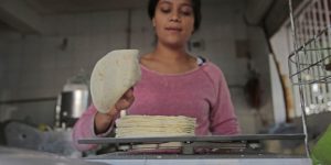 Sabes hacer tortillas? Texas ofrece empleo de 45 mil pesos a mexicanos; conoce cómo postularte
