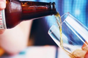 Estudios revelan que una sola bebida alcohólica al día puede elevar la presión arterial