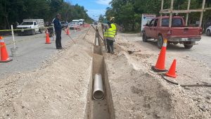 La CAPA sustituye la línea de conducción de agua potable en la avenida Coba de la cabecera municipal de Tulum