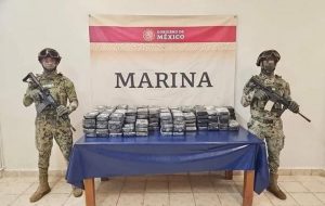 Encuentran 159 kilos de presunta cocaína en una embarcación abandonada en las inmediaciones de Puerto Aventuras