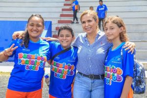 Lili Campos convive con niñas, niños y jóvenes del curso de verano Baaxlo’ob Paalalo’ob