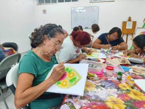 La Fundación de Parques y Museos finalizó el “Taller de Verano para Adultos” Aprendieron pintura textil y elaboración de manualidades