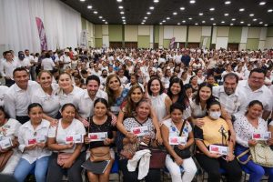 Entrega Mara Lezama tarjetas Mujer es Poder en Cozumel