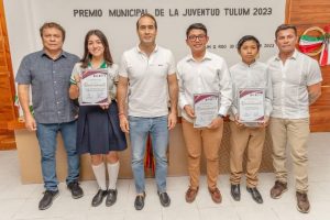 Diego Castañón Trejo entrega premios de la Juventud Tulum 2023
