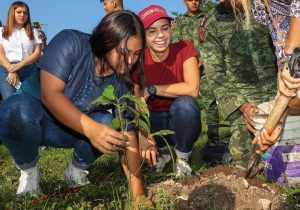 Ana Paty Peralta se suma a campaña de reforestación del ejército mexicano