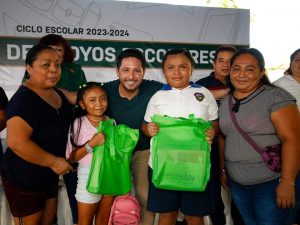Inicia Renán Sánchez Tajonar la entrega de más de 60 mil libretas escolares a niños y jóvenes estudiantes en Cozumel